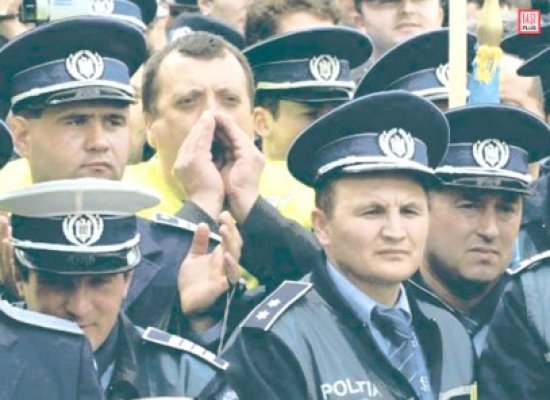 Poliţiştii protestează cu neveste şi copii împotriva disponibilizărilor